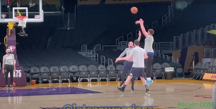 按部就班!克莱开始进行有一定对抗的投篮训练