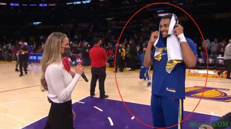 还搁那儿乐呢!乔丹-普尔场边接受采访 库里朝其扔毛巾捣乱