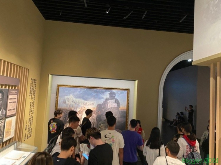 感受一下2米16的视角和空气！周琦晒参观上海交大校史馆图片