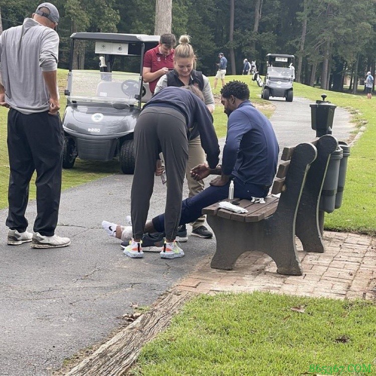 啊这！JR-史密斯高尔夫球赛中不慎踩到马蜂窝