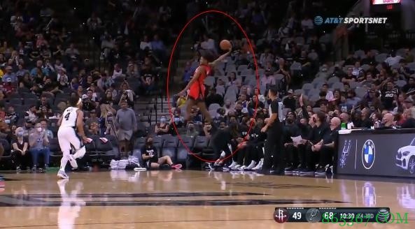 这恐怖的弹跳!杰伦-格林高高跃起抓下超高传球