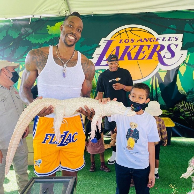 慎入！霍华德社媒更新与鳄鱼、蟒蛇的合影