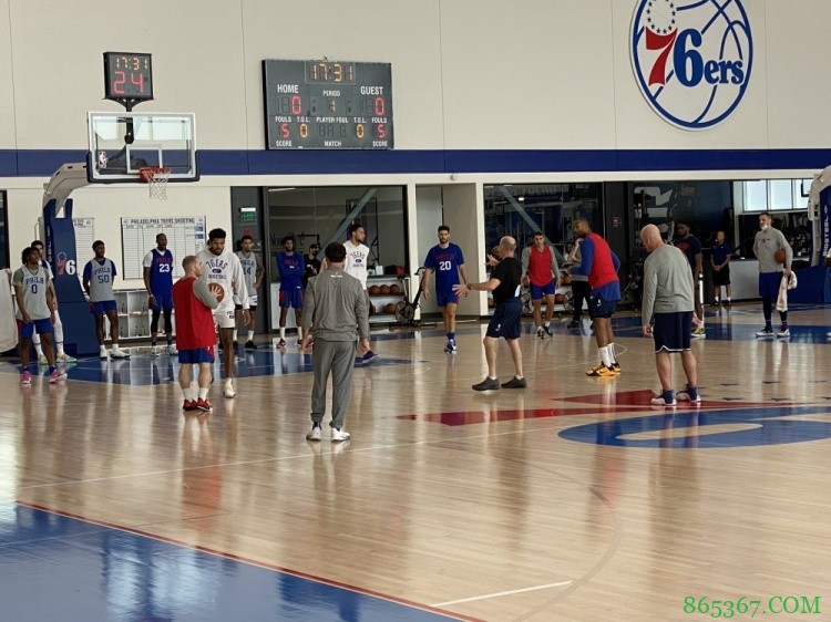 本-西蒙斯继续现身76人训练 身穿76人训练服演练防守回合