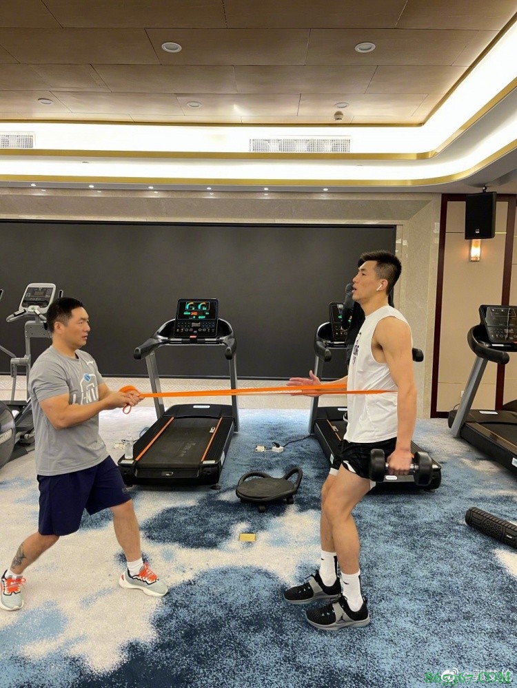 郭艾伦更新微博晒酒店训练照:磨炼...
