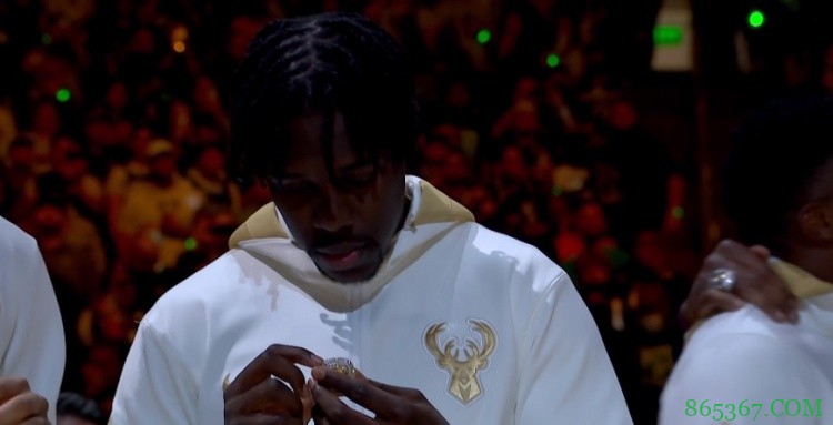 雄鹿众将领取总冠军戒指 费哲论坛球馆悬挂第二面总冠军旗帜