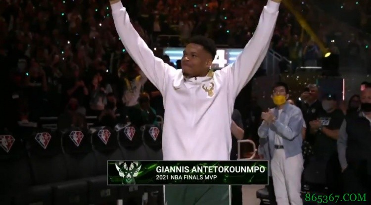 雄鹿众将领取总冠军戒指 费哲论坛球馆悬挂第二面总冠军旗帜