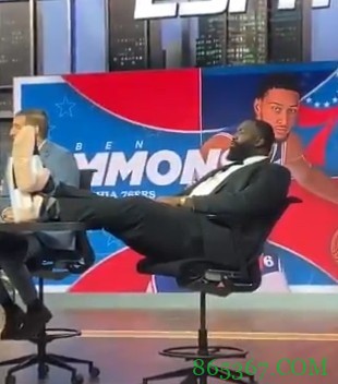 本西附体?帕金斯在节目中谈西蒙斯时将脚放在桌子上神游