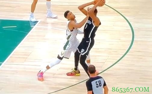 字母哥防守时手掌结实摁脸KD 被吹犯规