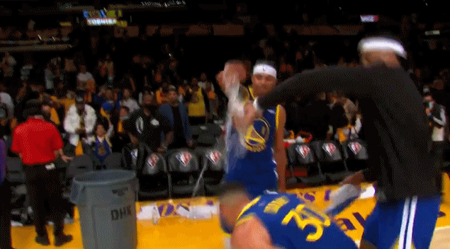 欢乐时光!库里接受完采访被达米恩-李和小佩顿“浇水”