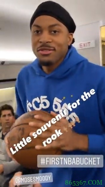 虽然砍下三双 但是库里把比赛用球送给了菜鸟穆迪