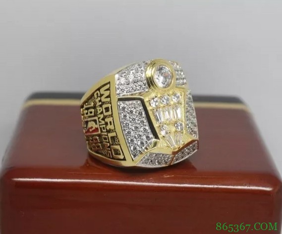 “雄鹿顶个球!”——一文看NBA总冠军戒指进化史