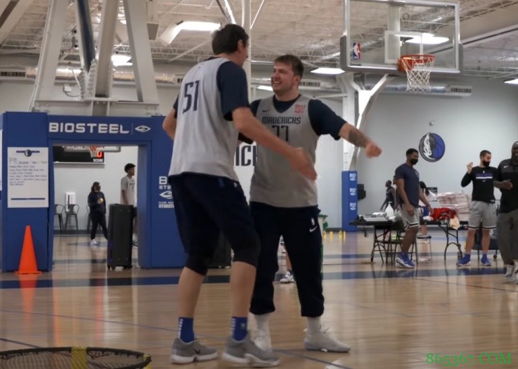 东契奇:我和科科什科夫&博班在队里用塞尔维亚语交流