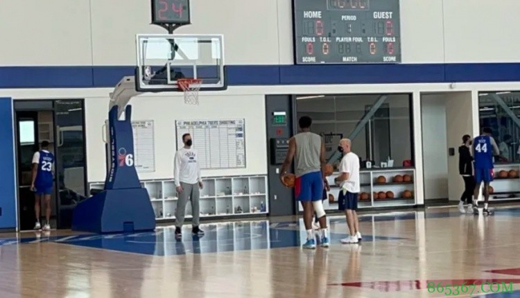 恩比德今日右膝佩戴护具训练 对阵篮网仍被列为出战成疑