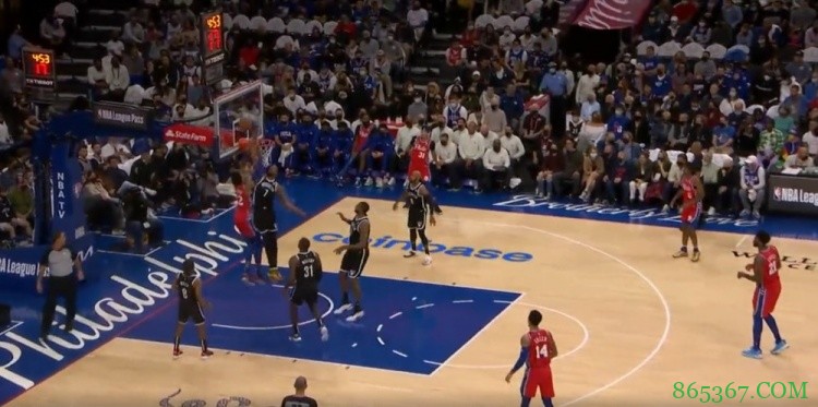 守护篮筐!托拜亚斯-哈里斯欲双手灌篮被杜兰特单手扇出