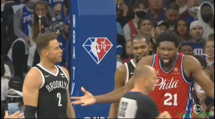 没必要的动作!恩比德哨响后仍撞格里芬 被吹技术犯规