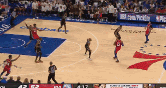 没必要的动作!恩比德哨响后仍撞格里芬 被吹技术犯规