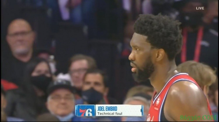 没必要的动作!恩比德哨响后仍撞格里芬 被吹技术犯规