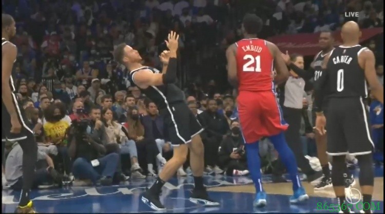 没必要的动作!恩比德哨响后仍撞格里芬 被吹技术犯规