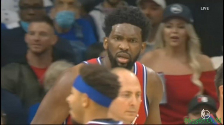 没必要的动作!恩比德哨响后仍撞格里芬 被吹技术犯规