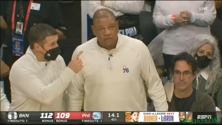 看不懂!76人曾有两次可以挑战判罚的机会 里弗斯均没有挑战