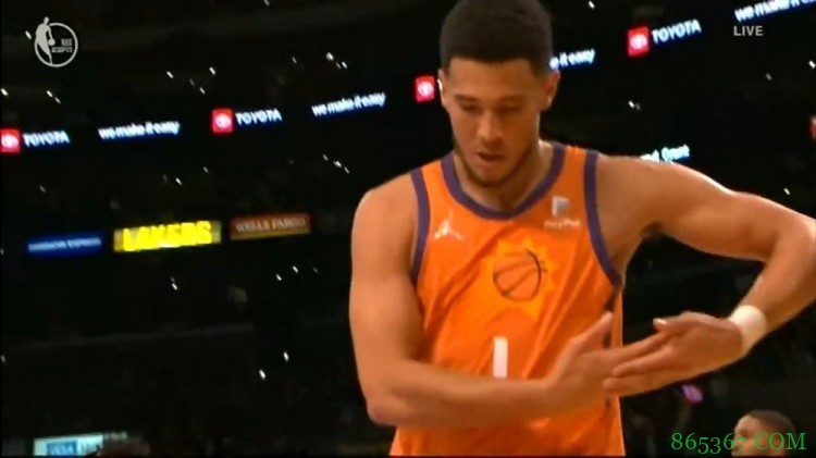 礼尚往来！威少首节单打布克“摇娃娃” 布克第三节同样动作回敬