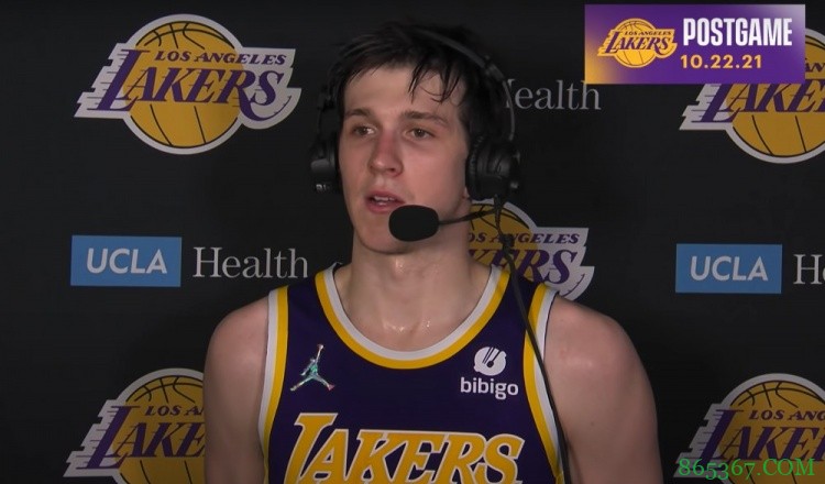 里夫斯：詹姆斯总在我身后唠叨不停 他说的很对 教会我很多东西