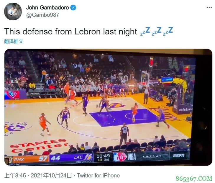 太阳记者晒詹姆斯昨日“睡着时刻”：布里奇斯偷溜接球暴扣