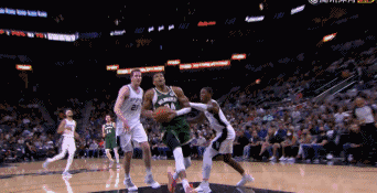 朗尼-沃克凶狠拉拽字母哥！被判一级恶意犯规