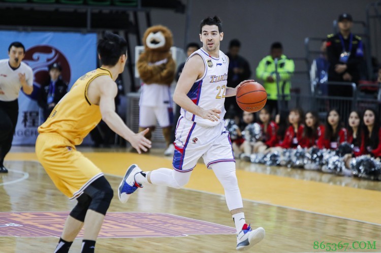 媒体人:天津男篮有意续约罗切斯特作为新赛季小外援