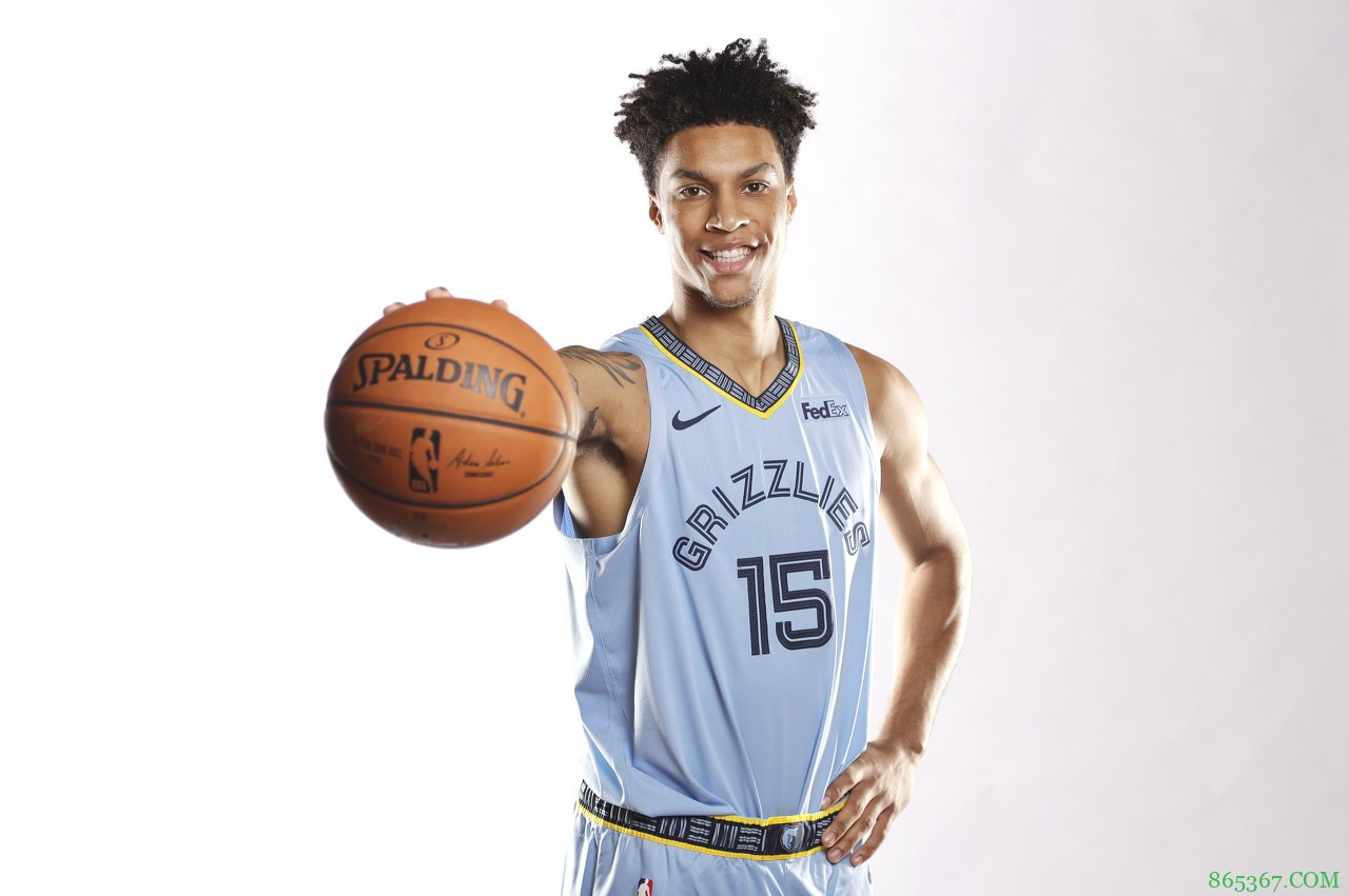 官方:灰熊已执行莫兰特&克拉克&贝恩22-23赛季合同球队选项