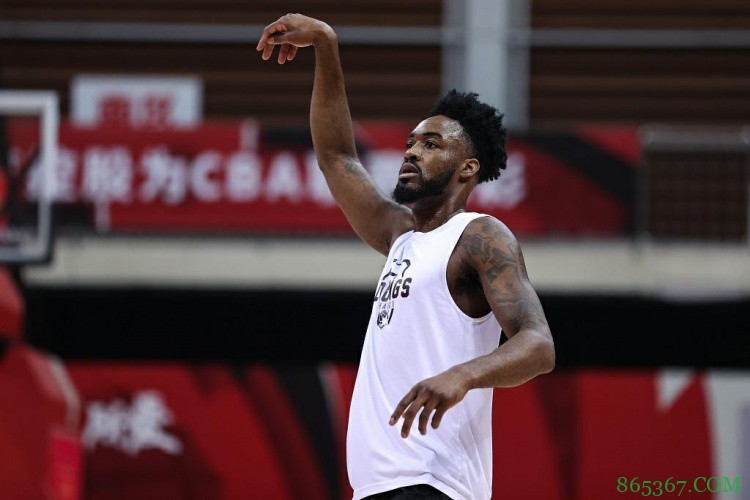 媒体人:上海男篮本周末举行出征仪式 富兰克林即将结束隔离