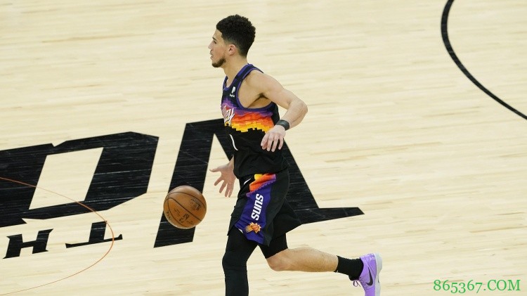 状态低迷!布克15投仅3中贡献12分4板4助1断 正负值-24