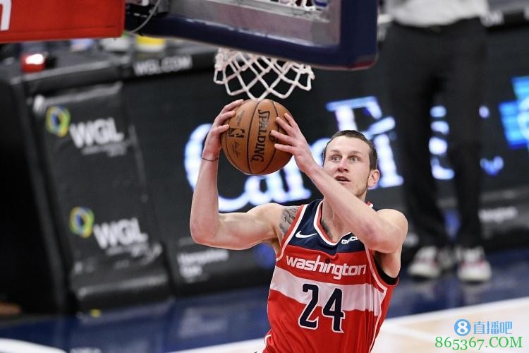 随队记者:火箭将认领加里森-马修斯 并与其签下一份双向合同