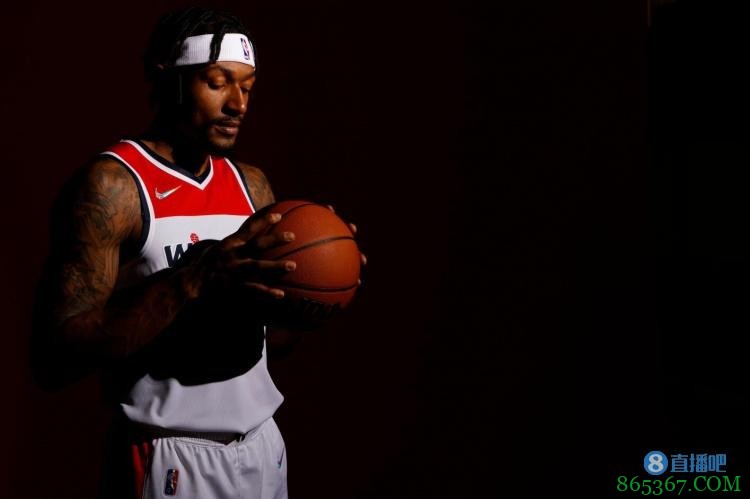 奇才官方：比尔遭遇右膝挫伤 本场比赛不会回归