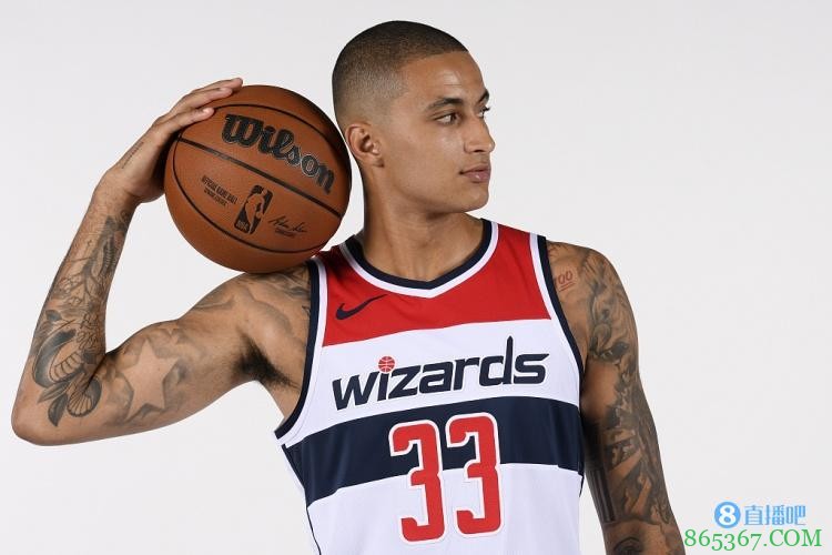 库兹马连续发推点评湖日大战 称赞保罗、布克、甜瓜