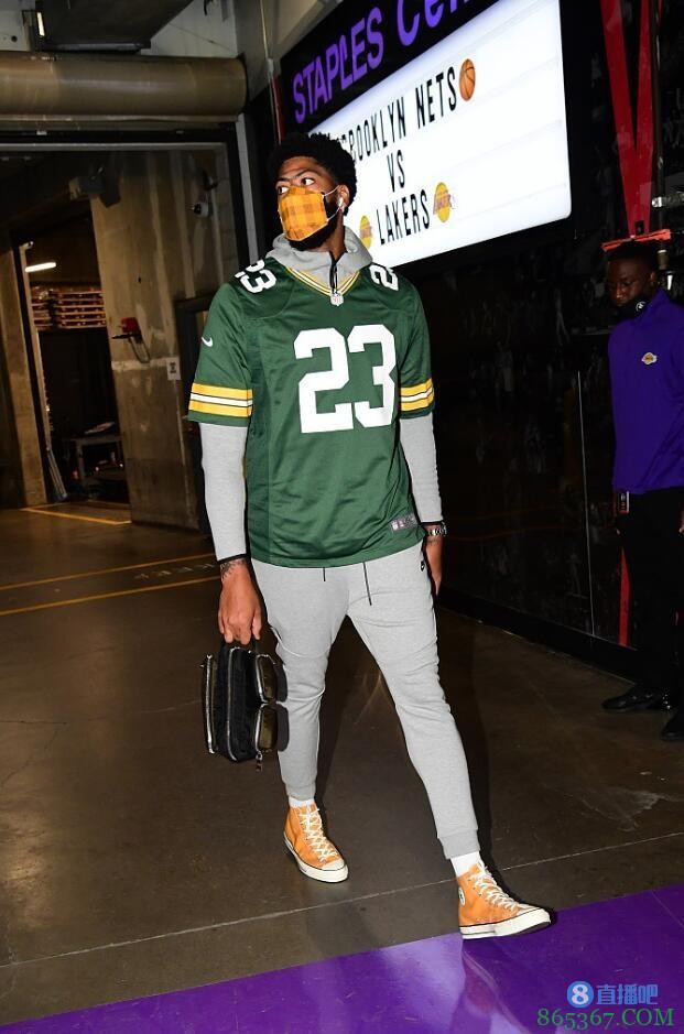 铁粉上线！戴维斯赛前进场和赛后发布会都身穿包装工23号球衣