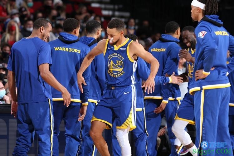 还得是你啊！库里首节10中5砍下12分2助2断