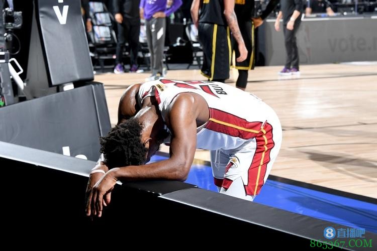 一年前的今天：巴特勒总决赛G5砍35+12+11+5断 累趴在广告牌上