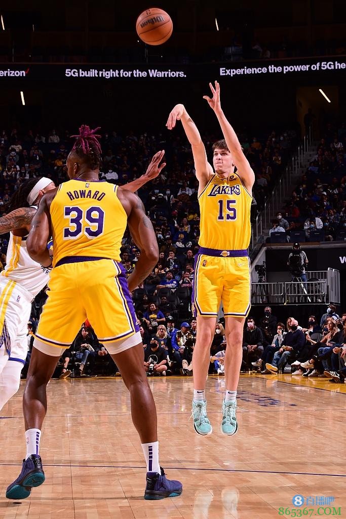 詹姆斯谈里夫斯:他拥有投篮和传球能力 球商高打球很拼