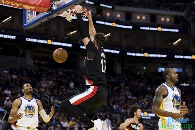 虚胖?努尔基奇13投仅4中 多次上篮不进&持球被断