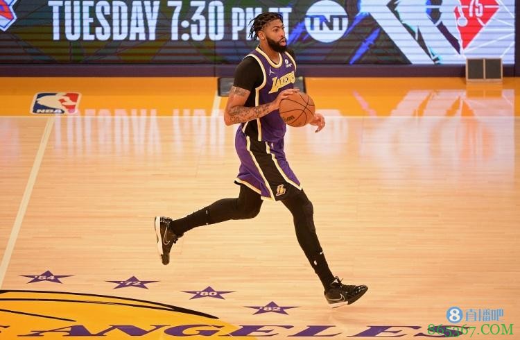 魔术师42年未见湖人替补席如此吵起来，这队伍詹姆斯不好带啊