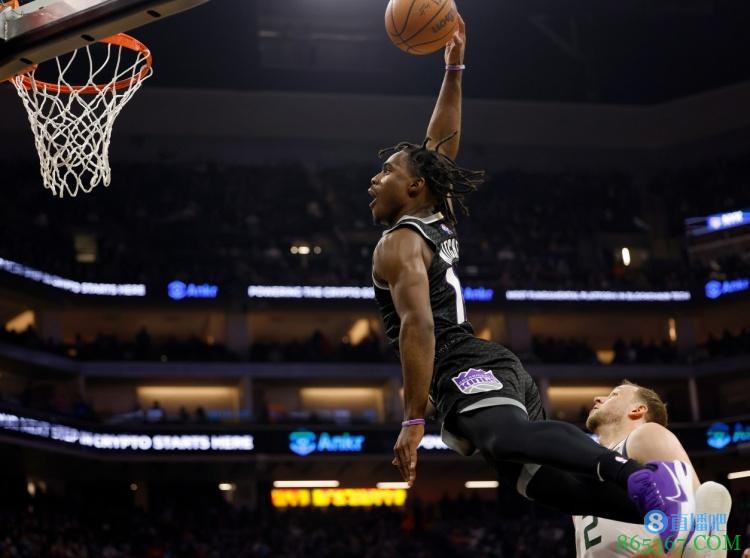 戴维恩-米切尔扣篮时被英格尔斯冲撞倒地 后者吃二级恶犯遭驱逐