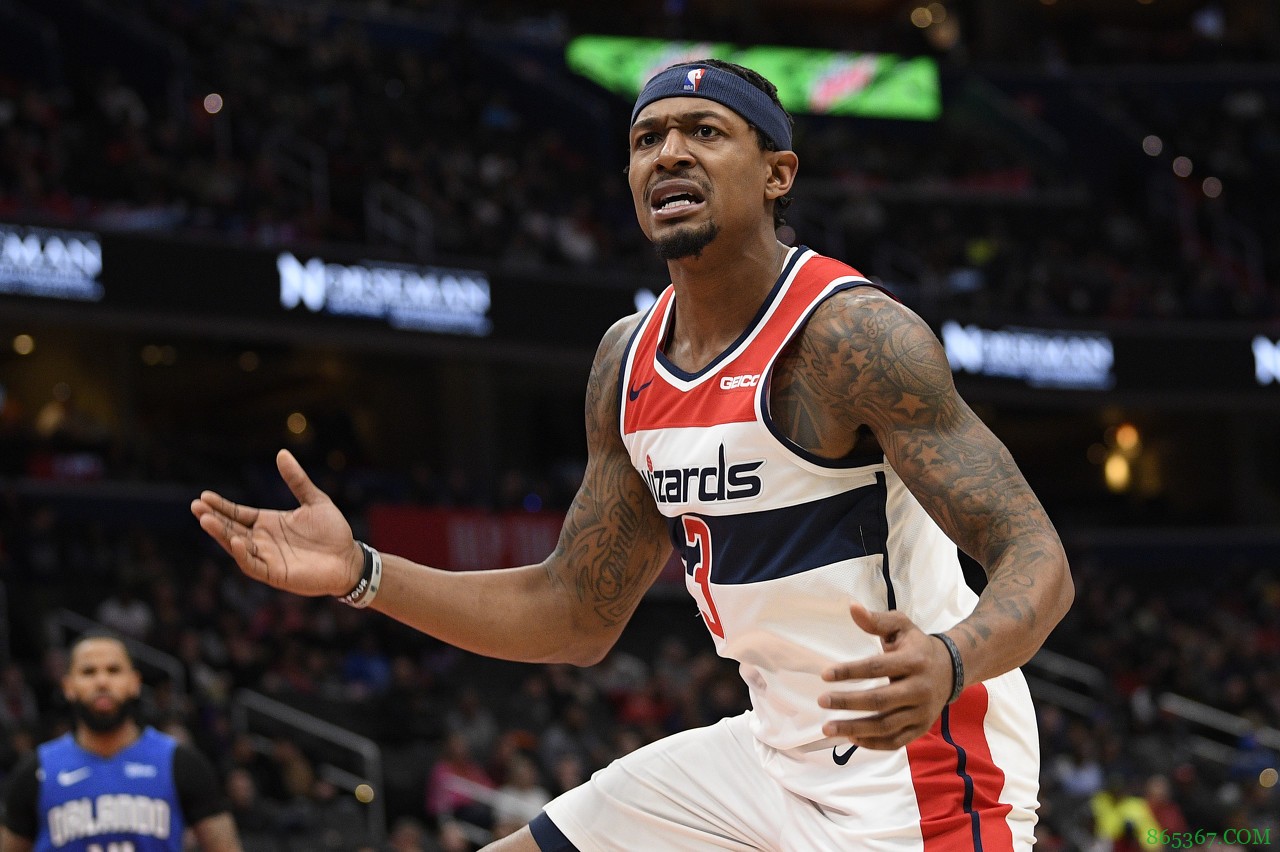 比尔:讨厌看到自己的防守被轻视 我之前的进攻任务太重