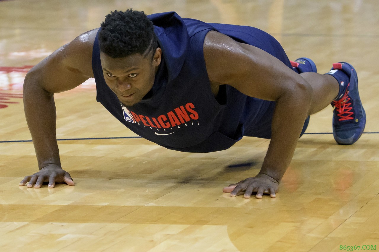 美记:竞争对手正密切关注锡安的续约 即使续约仍对他虎视眈眈