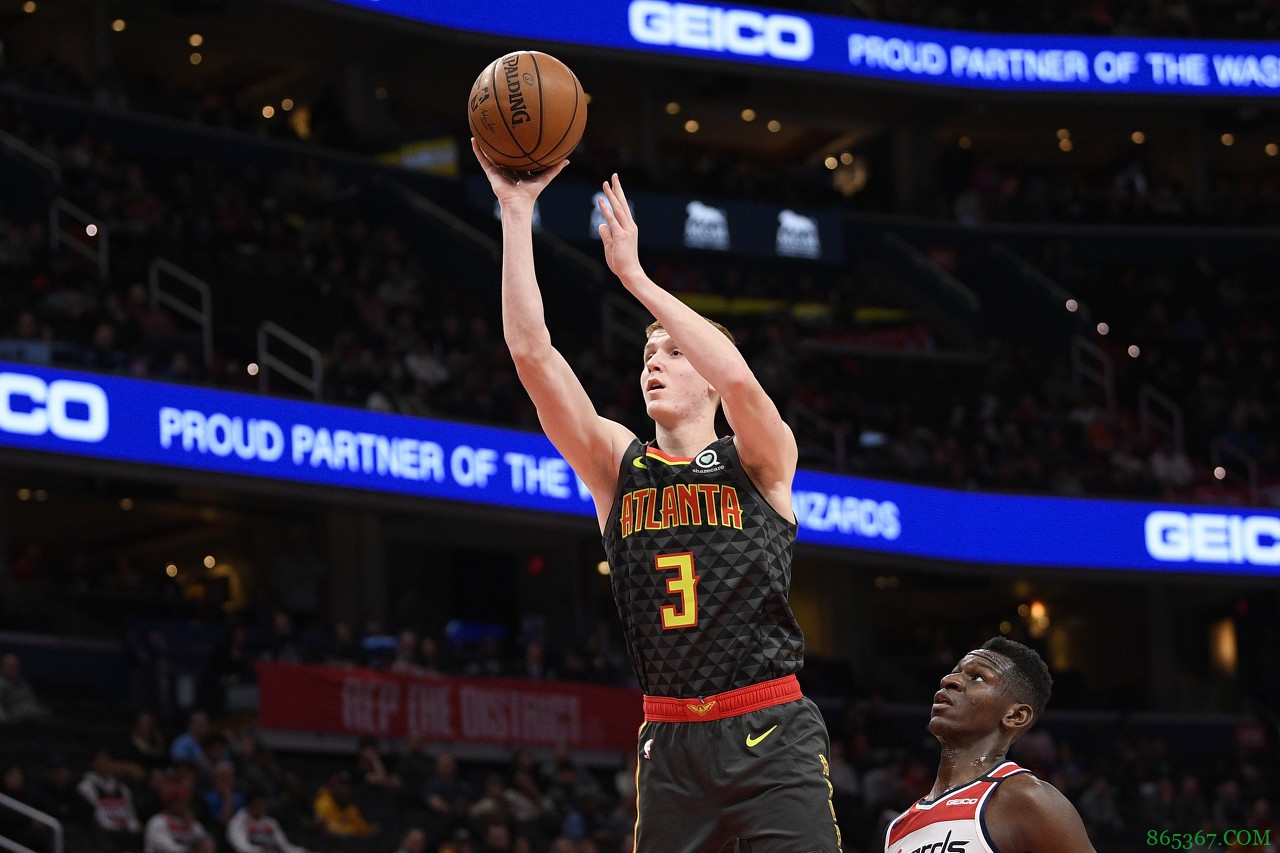 特雷-杨发推祝贺许尔特续约:嗨!凯文!