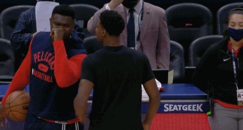 聊啥呢？锡安赛前与RJ-巴雷特场边聊天时喜笑颜开