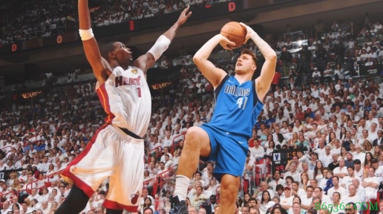 ?打破时空壁！NBA花絮图集：现役球星变装复刻名宿经典镜头