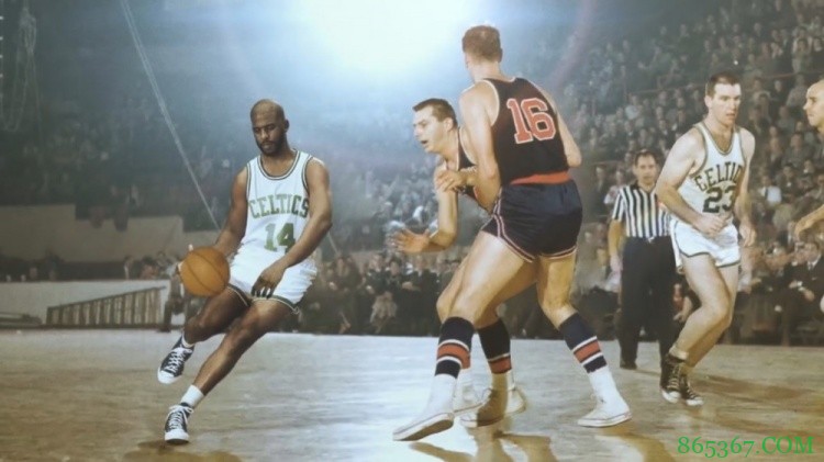 ?打破时空壁！NBA花絮图集：现役球星变装复刻名宿经典镜头