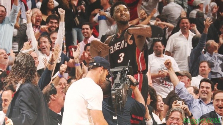 ?打破时空壁！NBA花絮图集：现役球星变装复刻名宿经典镜头