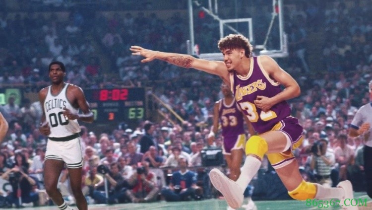 ?打破时空壁！NBA花絮图集：现役球星变装复刻名宿经典镜头